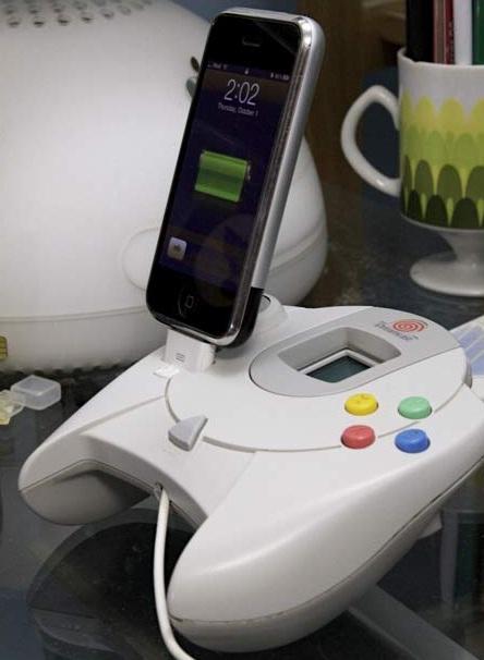 cool iphone dock sega dreamcast controller cool iphone dock sega dreamcast controller Sega Dreamcast Controller Turned iPhone Dock Mod