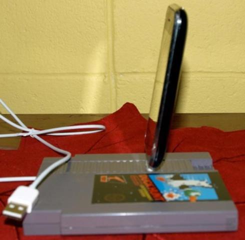 nes cartridge iphone dock is cool Duck Hunt NES Cartridge Doubles Up as iPhone Dock Mod