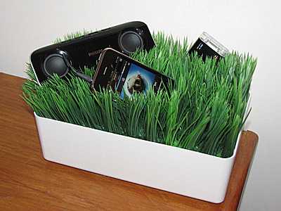Grassy Lawn Charging Station 1 The Grassy Lawn Gadget Charging Station To Feel You The Green Environment