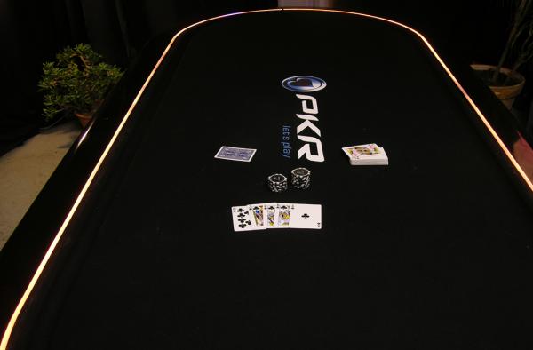 http://www.walyou.com/blog/wp-content/uploads/2010/04/gaming-poker-dining-table-lee-j-rowland.jpg