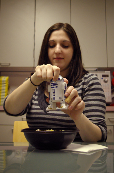 R2D2 serves pepper 2 You will Never Again Be Lonely with this R2 D2 Pepper Grinder