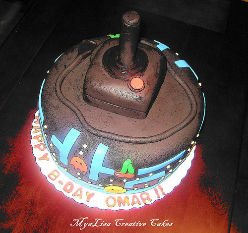 pacmancake2 Pacman Cake Shows us Even Atari Joysticks Are Edible