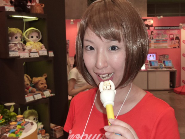 popcornhand1 Popcorn Hand Gadget Will Eat For You!