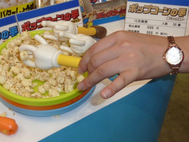 popcornhand2 Popcorn Hand Gadget Will Eat For You!