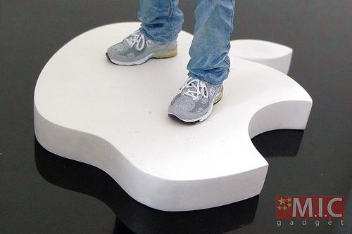 steve jobs figure apple logo steve jobs figure apple logo