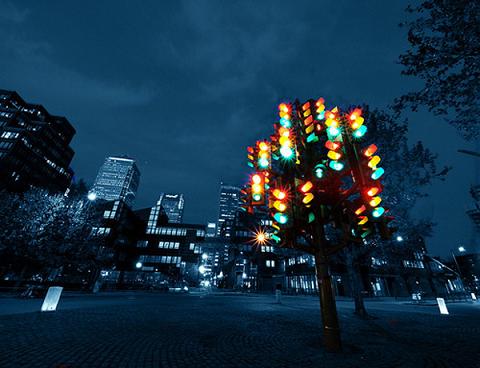 metallic traffic night light tree