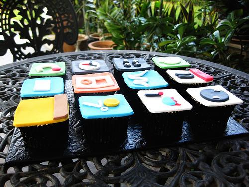 The iPod Touch iPhone Themed Cupcakes (2)
